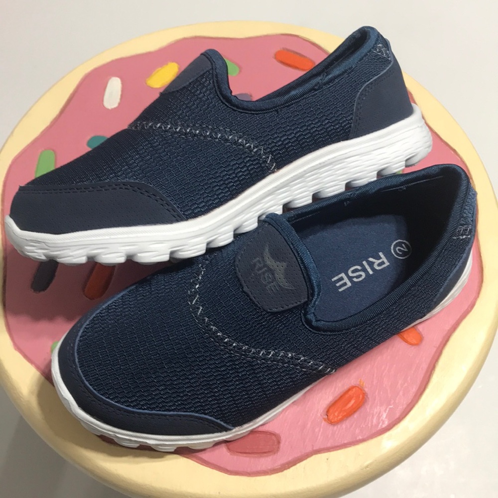 ‼️RISE Canvas Navy Slip On Shoes Size 2‼️